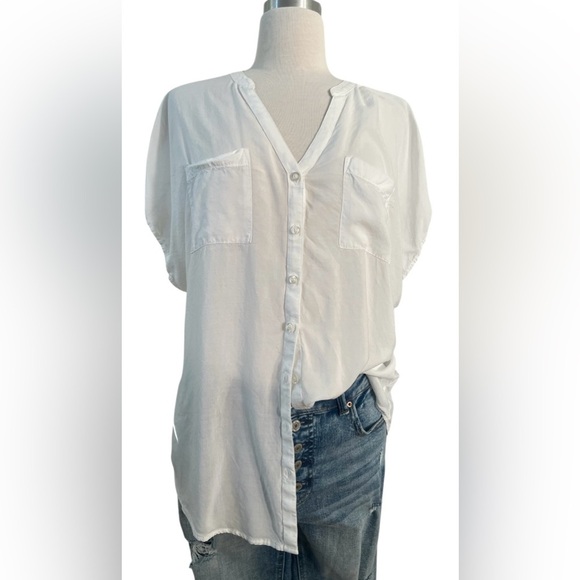 Torrid White V-Neck Button-Up Blouse ๐ - Picture 4 of 5